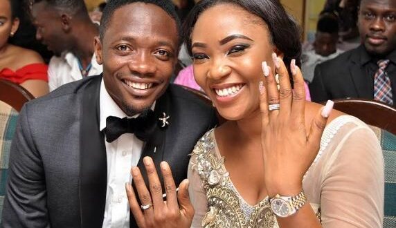 Couples showing off their ring after solemnisation of their marriage